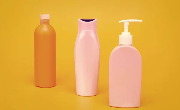 Imballaggio Bellezza Bottiglie Cosmetiche Sfondo Giallo Bottiglie Toilette Fila Confezione — Foto Stock