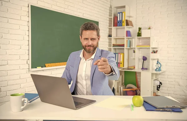 교실에서 컴퓨터를 가지고 칠판에 미소짓는 선생님들 집게손가락 — 스톡 사진
