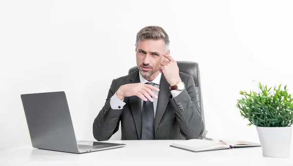 Homem Negócios Pensando Sentado Escritório Negócios Com Laptop — Fotografia de Stock