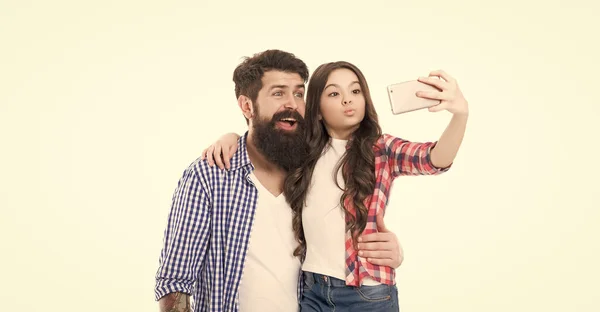 Happy Familie Vader Dochter Poseren Voor Selfie Camera Telefoon Geïsoleerd — Stockfoto