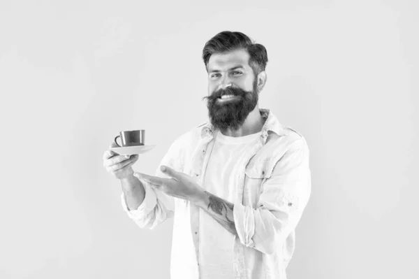 Fröhlicher Unrasierter Mann Hemd Mit Kaffee Auf Gelbem Hintergrund Getränk — Stockfoto