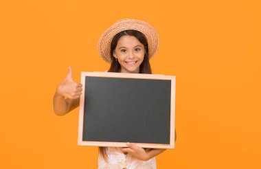 Okul tatili başlıyor. Yaz okulu eğitimi. Macera bekliyor. Okul yaz programı. Çocuk moda satışı. kopyalama alanı. Küçük kız hasır şapka takıyor. seyahat konsepti. Çocuklar için yaz tatili.