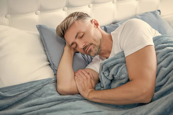 Manusia Grizzle Tidur Tempat Tidur Dini Hari — Stok Foto