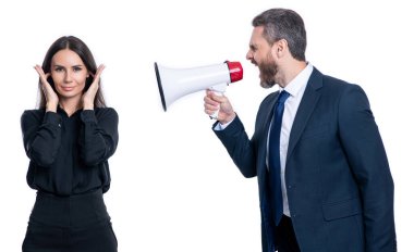 İş adamlarının stüdyoda hoparlörle tartıştığını duydum. İş adamları hoparlörle tartışıyor. İş adamlarının hoparlörle tartıştığı bir fotoğraf. İş adamları hoparlörle tartışıyor