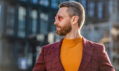 Dışarıda ceketli beyaz bir adam var. Sokakta şık bir adam. Dışarıda şık bir adam var. Ceket giyen şık bir adamın fotoğrafı..