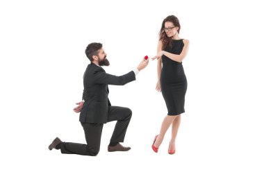 Gitmesine asla izin vermez. Sevgililer günün kutlu olsun. Smokinli çiftin resmi etkinliği. Birbirine aşık çift nişanı kutluyor. Düğün partisi. Adam diz çöküp evlenme teklif ediyor. Benimle evlenir misin? Evet dedim..