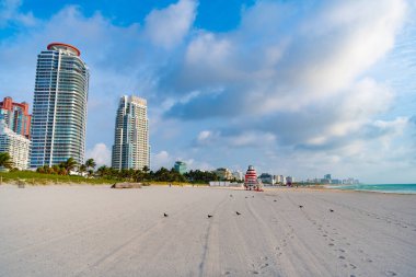 Miami Beach, Florida 'da gökdelen mimarisi. Florida 'da gökdelen mimarisi. Miami 'deki gökdelen mimarisi. Gökdelen mimarisinin fotoğrafı.