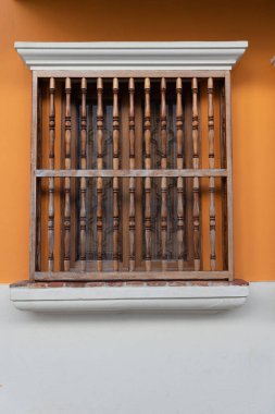 Pencere dışının görüntüsü. Dışarıda penceresi olan bir ev. Dışarısı pencereli bina. pencere cephesi.