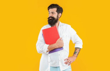 Arka planda kafası karışmış bir okul öğrencisinin eğitimi. Okul planlamacısıyla eğitimli bir adamın fotoğrafı. Sarı üzerine izole edilmiş okul çocuğu eğitimi. Stüdyoda okul çocuğu eğitimi.