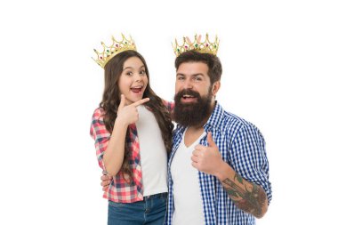 Babalık kavramı. Kızımla eğlendim. Kraliyet ailesi. Adam altın taç ve küçük kız çocuk. Kral ve prenses. Mutlu aile geçmişi. Sakallı adam kızıyla gurur duyuyor. Kızınla oyun oyna.