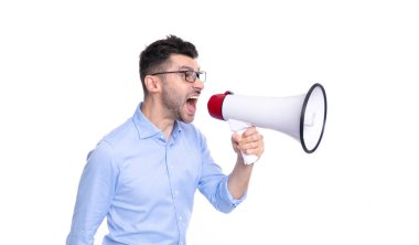 Kızgın adam, beyaz arka planda izole edilmiş megafonla anons yapıyor. Adam stüdyoda megafonla anons yapıyor. Bağıran adam megafonla anons yapıyor. Megafonla anons yapan adamın fotoğrafı..