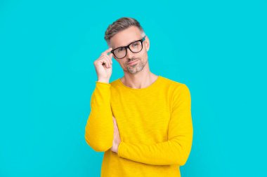 Gri saçlı adam, arka plandaki göz giysisine bak. Gözlüklü bir adamın fotoğrafı. Adam mavi üzerine izole göz giysisi bak. Stüdyoya bak..