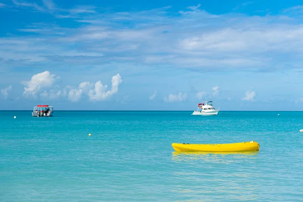 避暑船在海滨 海滩上夏季度假船的照片 暑假船 在海景的暑假船 — 图库照片