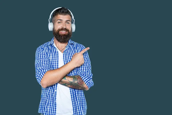 Sonriente Hombre Barbudo Escuchar Música Señalando Dedo Los Auriculares — Foto de Stock