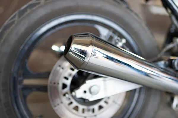 乌克兰基辅 2014年9月13日 Harley Davidson定制自行车的金属铬消声器 — 图库照片