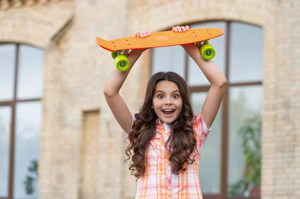 外でスケートをしてた10代の女の子 10代の少女のスケートボードの写真 10代の少女が屋外でスケートを 10代の女の子スケートボードとスケーター — ストック写真