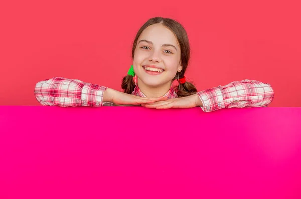 Niño Feliz Detrás Papel Rosa Con Espacio Copia Para Publicidad —  Fotos de Stock