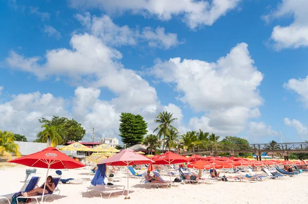 Bridgetown Barbados Δεκεμβρίου 2015 Ξαπλώστρα Κόσμο Στην Παραλία Στις Καλοκαιρινές — Φωτογραφία Αρχείου