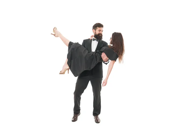 エレガントなダンスボールをカップル 大人のためのダンススクール エンターテイメントアクティブレジャー 恋にロマンチックなダンスのカップル ロマンチックな夜のデート 男は魅力的な女性ダンサーを運ぶ — ストック写真