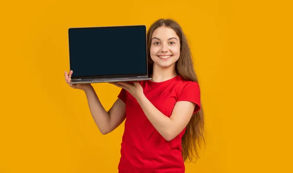 Весела Дитина Ноутбуком Жовтому Тлі — стокове фото