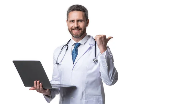 ホワイトに隔離された健康を促進する幸せな医者 医者はスタジオで健康を提供してる 健康を背景にした医師です ノートパソコンを持った健康と医者の男の写真 — ストック写真