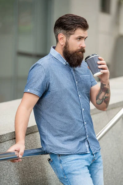 Sokakta Kahve Molasında Olgun Bir Adam Içmek Kahve Molasında Olgun — Stok fotoğraf