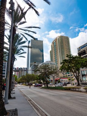 Miami, Florida USA - 26 Aralık 2015: Miami şehir merkezi gökdelen binasının mimarisi.