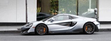 Los Angeles, Kaliforniya ABD - 11 Nisan 2021: Blue McLaren Automotive Limited 720S lüks süper araba Los Angeles, Kaliforniya eyaleti. yan görünüm.