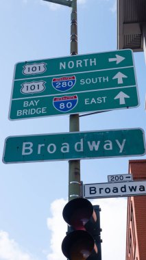 Trafik ışığı ve Broadway Körfezi Köprüsü 80 eyaletler arası 280 Doğu Güney Yolu 101, yön göstergeleri San Francisco, ABD 'de yeşil arka planda gösteriliyor..