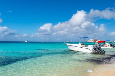 Grand Turk, Turks ve Caicos - 29 Aralık 2015: yaz tatili teknesi, kopyalama alanı.