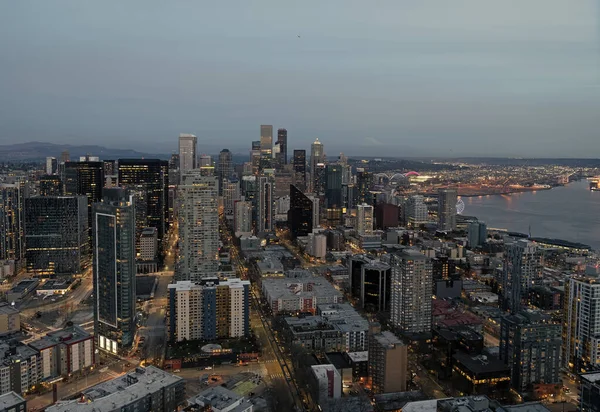 ワシントンD シアトル米国 2021年4月3日 ベイビュータワーからの夜間の空中ビューで超高層ビルとシアトルスカイライン 都市建築 — ストック写真