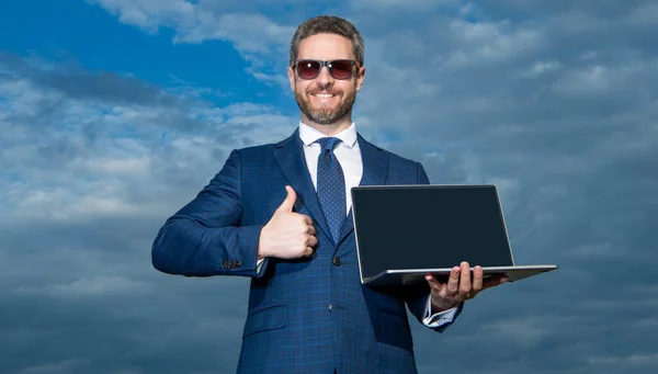 Бизнесмен Представляет Ноутбук Открытом Воздухе Большой Палец Вверх Бизнесмен Представляет — стоковое фото