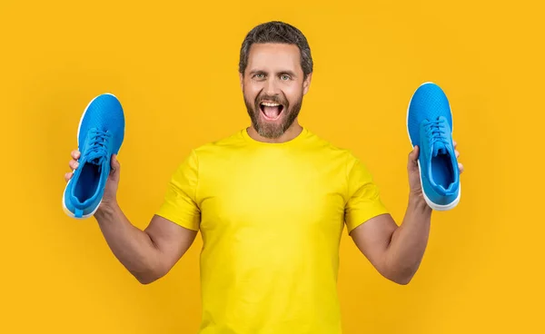 Έκπληκτος Γυμναστής Αθλητικά Παπούτσια Στο Στούντιο Φωτογραφία Του Fitness Man — Φωτογραφία Αρχείου