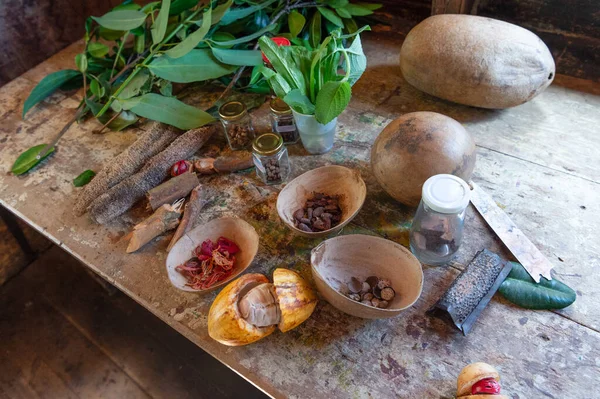木制桌子上的香料作物 热带有机可可和肉豆蔻豆 天然的健康豆类和草药 调料和调味料用的香料豆 干豆子和种子 — 图库照片