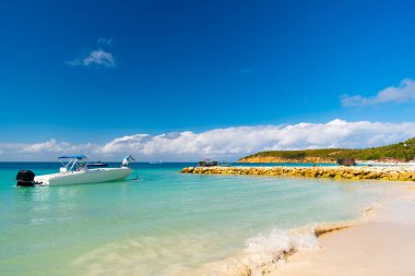 Yaz tatilinde egzotik deniz kenarında yat gezisi. Plajda yaz tatili yatının fotoğrafı. Yaz tatili yatı. Deniz manzarasında yaz tatili yatı.