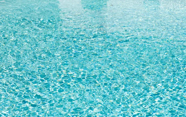 여름에 수영을 제대로 못하면 잔물결 납니다 여름용 풍랑을 배경으로 수영장 — 스톡 사진