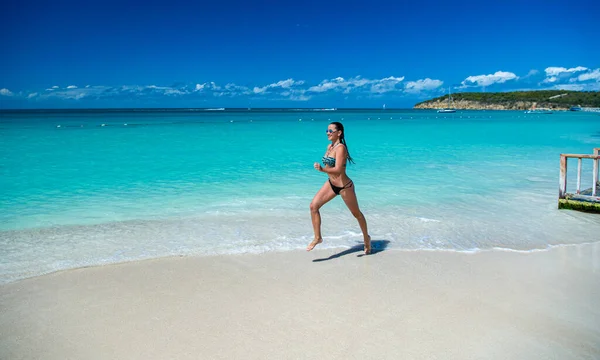 Foto Mujer Corriendo Vacaciones Verano Mujer Corriendo Vacaciones Verano Playa — Foto de Stock