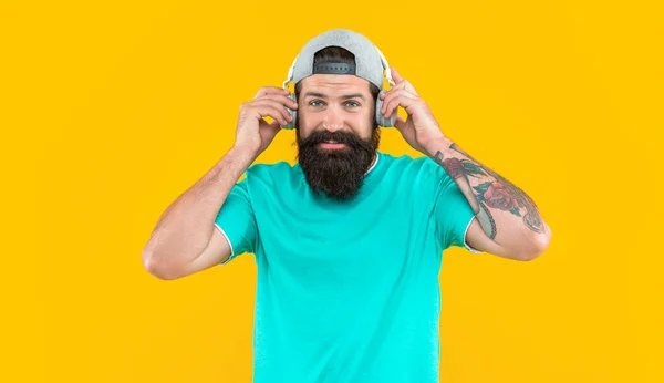 Φωτογραφία Του Θετικού Ανθρώπου Μουσικά Ακουστικά Άνθρωπος Ακουστικά Μουσική Απομονώνονται — Φωτογραφία Αρχείου