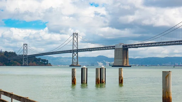 Brug Structuur Architectuur Zeewater Onder Bewolkte Hemel San Francisco Verenigde — Stockfoto