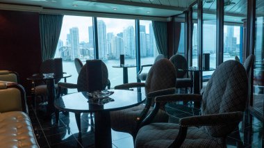 Miami 'deki Skyline' lı restoran ya da kafe manzarası. Miami 'deki Skyline şehri manzaralı restoran ya da kafe. Miami 'de ufuk çizgisi manzaralı restoran ya da kafe. Miami 'de ufuk çizgisi olan boş bir restoran ya da kafe.