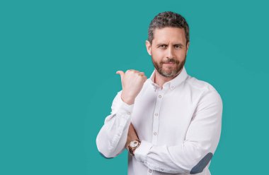 Olgun bir adam iş adamı gibi parmakla işaret eden gömlekler giyer. Sakallı, olgun bir adamın fotoğrafı. Olgun bir adam mavi arka planda izole edilmiş. Stüdyoda olgun bir adam.