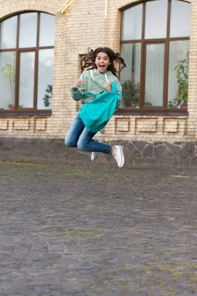 Schulmädchen Springen Freien Schulmädchen Springen Freien Schulmädchen Springen Auf Die — Stockfoto