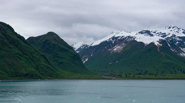 自然界の風景山のイメージ 山の景色の自然 雪の山の風景山 アラスカの山の風景 — ストック写真