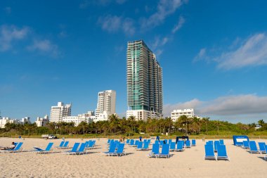 Miami, Florida ABD - 20 Mart 2021: Güney Miami plaj güverte sandalyesi yaz tatilinde.