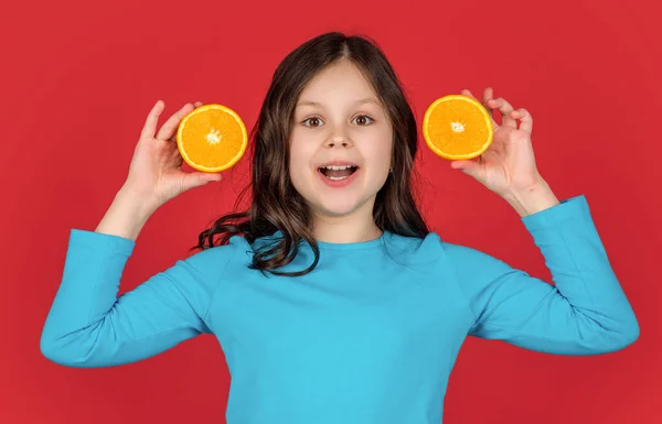 Ευτυχισμένος Έφηβος Παιδί Κρατώντας Πορτοκαλί Φρούτα Μωβ Φόντο — Φωτογραφία Αρχείου