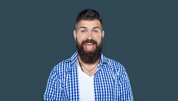 Счастливый Изумленный Бородатый Мужчина Носит Клетчатую Рубашку Сером Фоне — стоковое фото