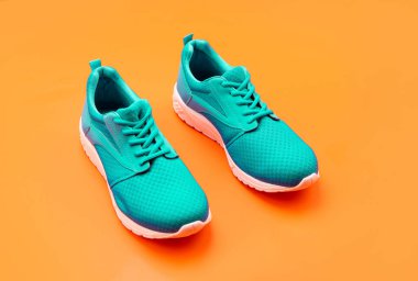 Turuncu arka planda spor mavisi spor ayakkabılar, spor.