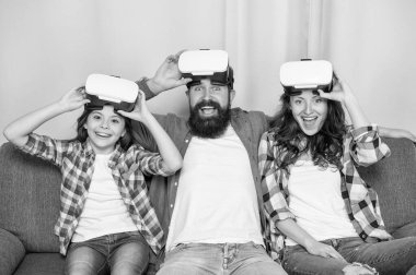Çocuklu mutlu ebeveynler evde ve aile içinde birlikte vakit geçiriyorlar..