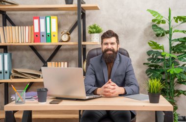 Acımasız, mutlu bir şebeke yöneticisiyim..