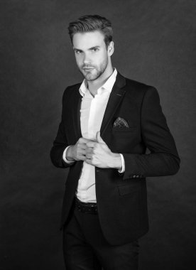 Siyah arka planda saç stili olan genç adam, erkek güzeli..